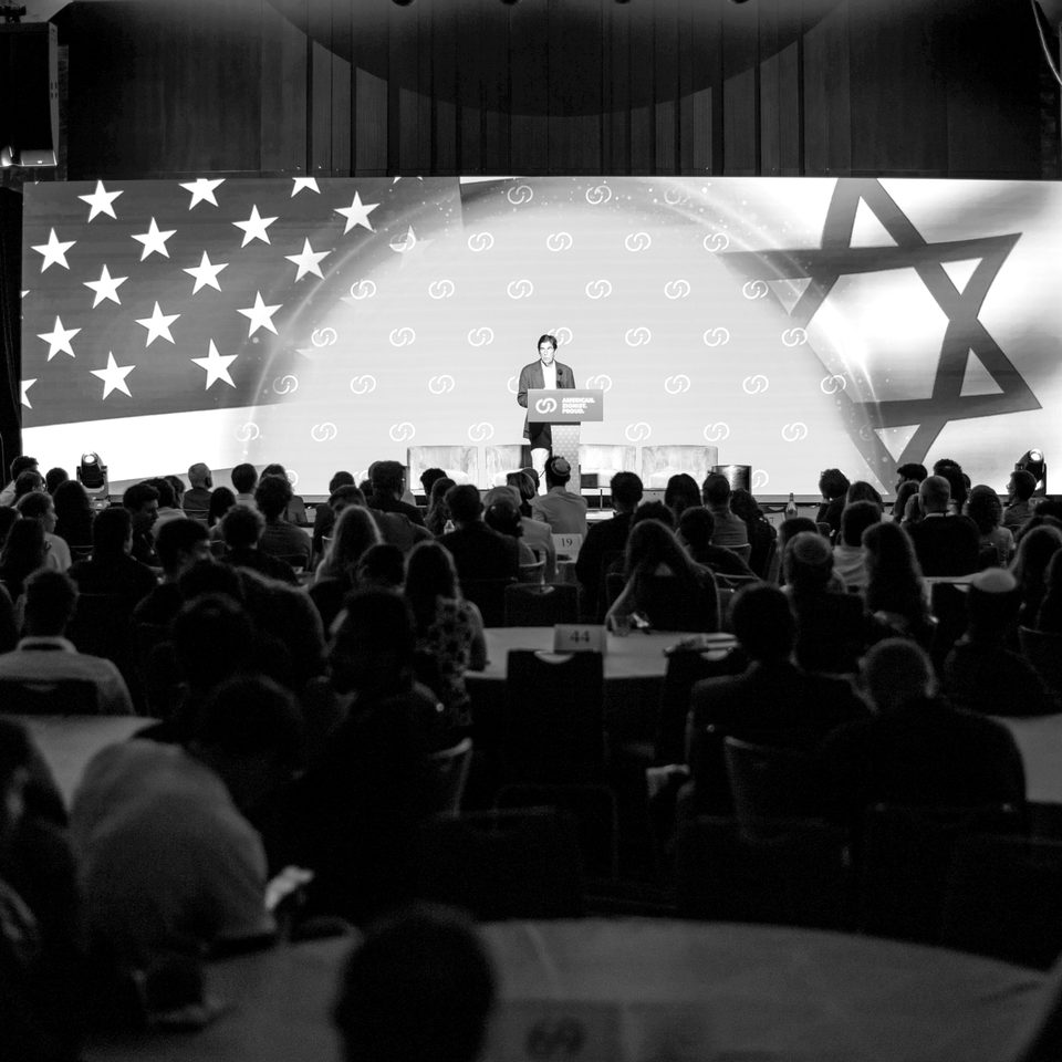 The Summit ballroom full of Jewish and pro-Israel students during a session on the main stage.